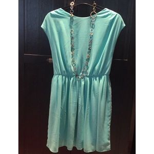 🌺Dress with zippered back and button closure at neck